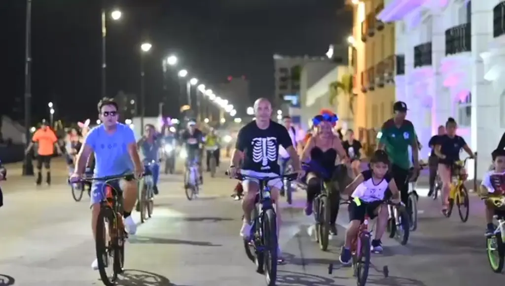 Imagen Esta tarde cierran el bulevar Ávila Camacho por el Critical Mass “Día de Muertos vs Halloween”