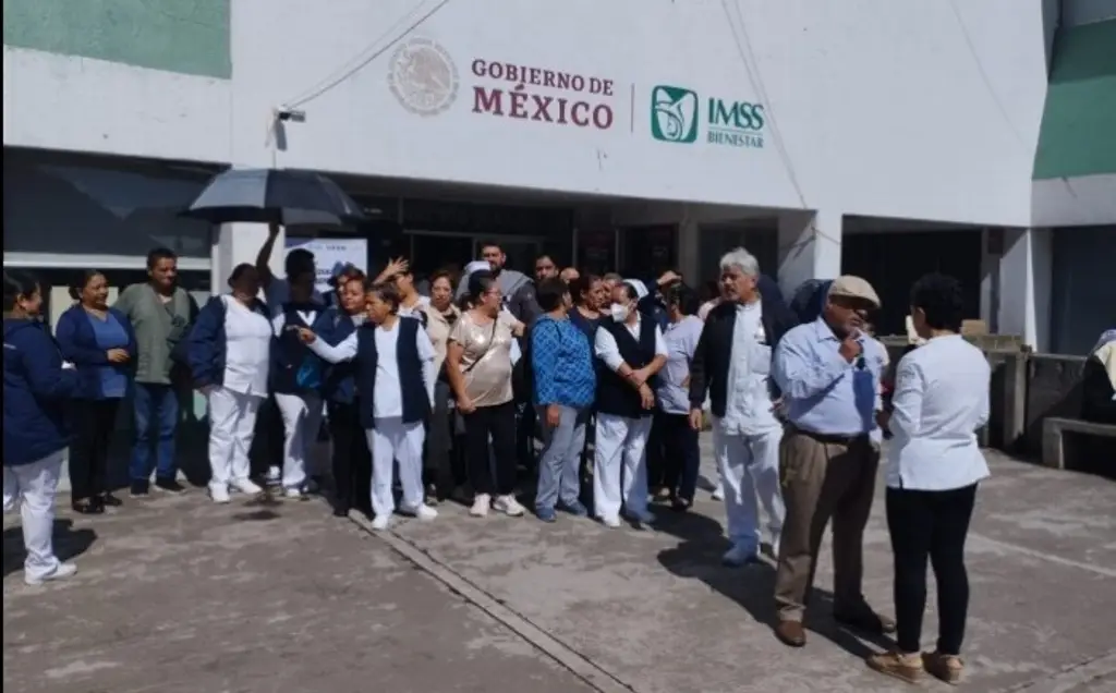 Imagen Trabajadores del Hospital de Río Blanco protestan por falta de pagos