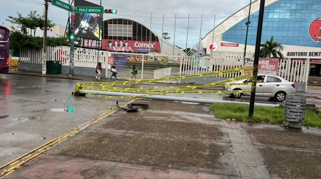 Imagen Automovilista pierde el control y derriba una luminaria en Veracruz 