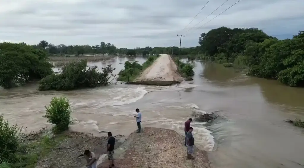 Imagen Desborde de río corta camino en Hidalgotitlán, al sur de Veracruz (+Video)