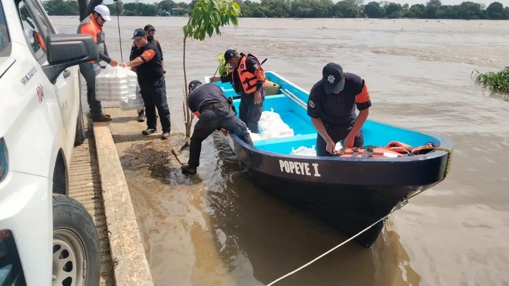 Imagen Habilitan 4 helicópteros para atender zonas afectadas por lluvias en Veracruz 