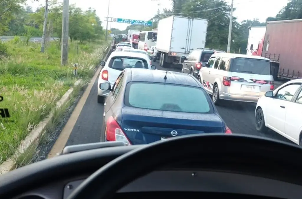 Imagen Hay 14 km de fila de autos en esta autopista de Veracruz ¡Toma precaución!