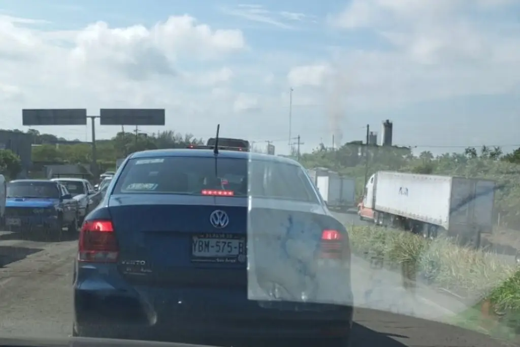 Imagen Así la kilométrica fila de autos en caseta de cobro hacia el puerto de Veracruz 