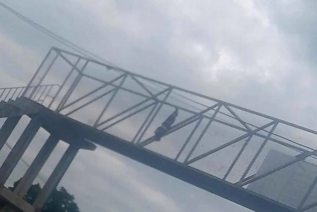 Imagen Fuerte operativo por bulto colgado en puente peatonal, en Yanga