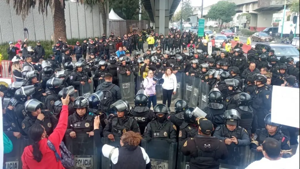 Imagen Encapsulan a trabajadores del Poder Judicial que protestan en Autódromo Hermanos Rodríguez