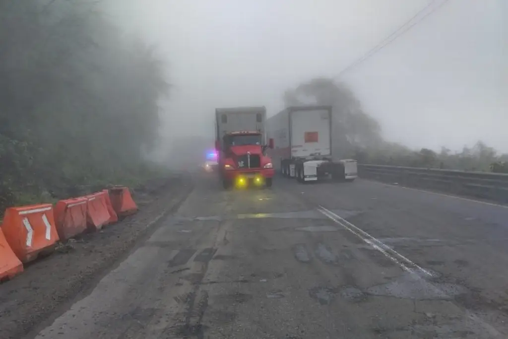 Imagen Por deslizamiento de piedras y lodo, continúa cerrada la autopista Veracruz - Puebla 