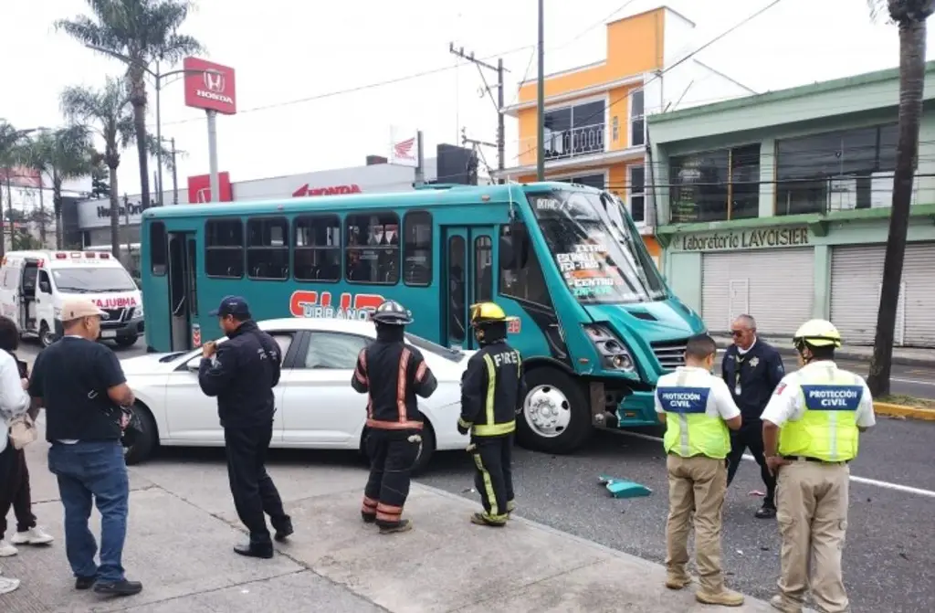 Imagen Auto particular choca contra autobús de pasaje urbano en Orizaba