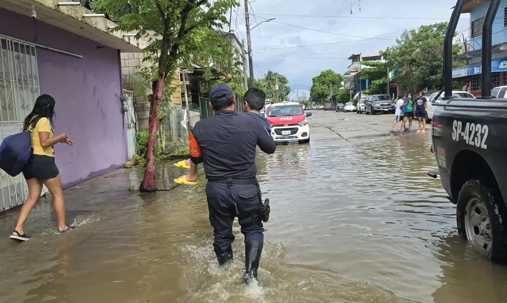 Imagen Suspenden clases en 15 municipios al sur de Veracruz por inundaciones 