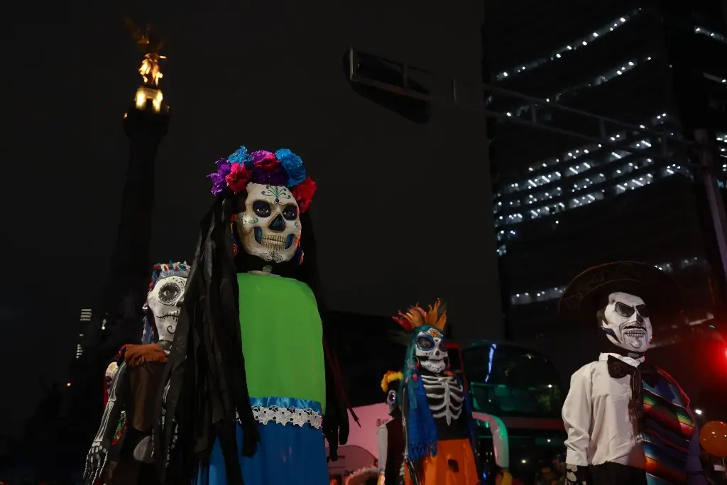 Imagen Mega procesión de catrinas y catrines previo al Día de Muertos en CDMX