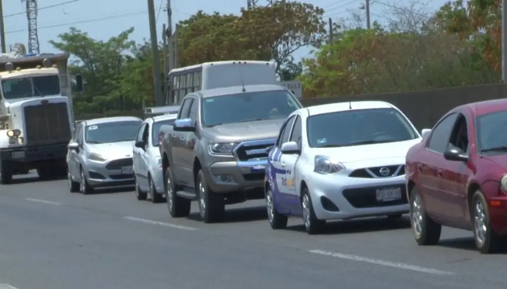 Imagen Hay 4 kilómetros de fila de autos en autopista que lleva al puerto de Veracruz