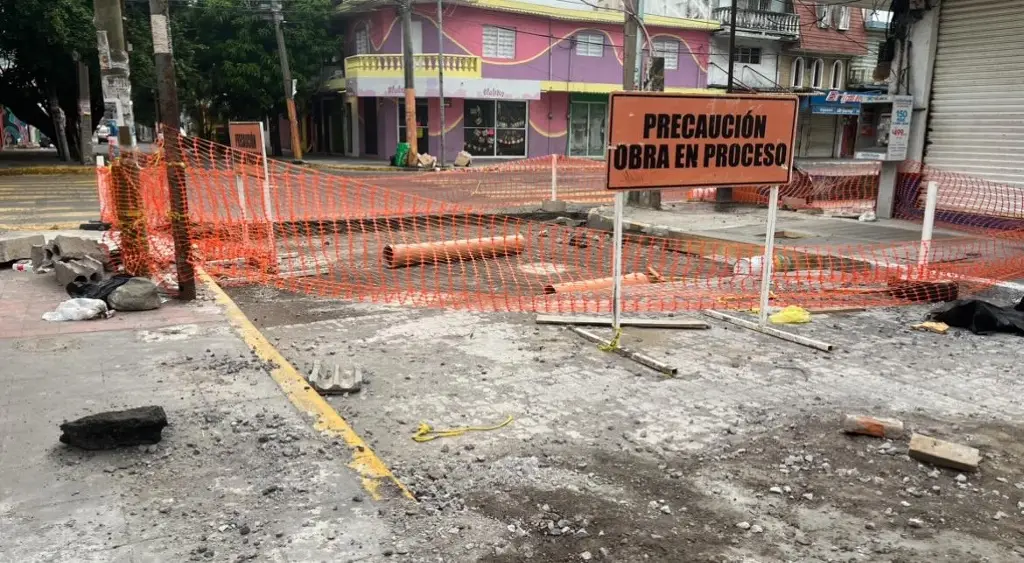 Imagen Por reparación de socavón  ésta calle se encuentra cerrada en el centro de Veracruz 