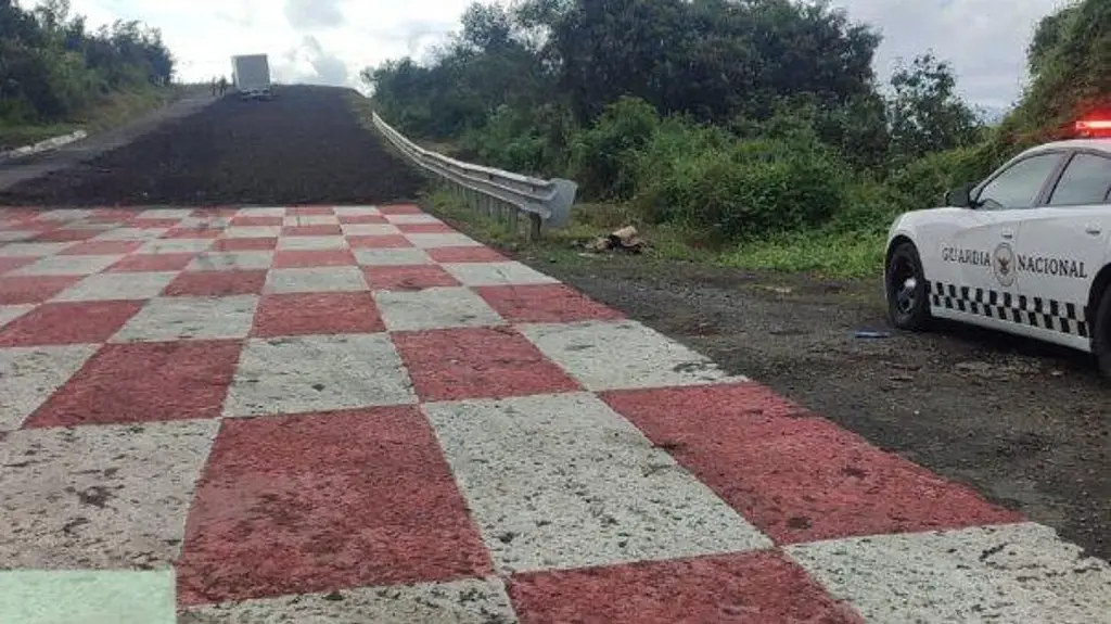 Imagen Continúa el cierre parcial de circulación en autopista de Veracruz