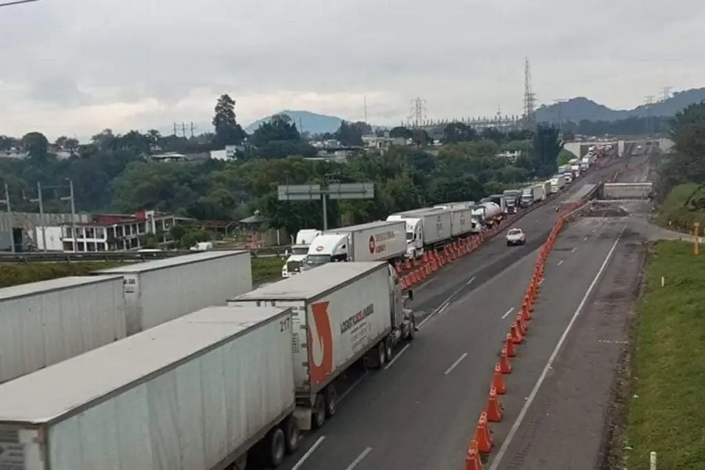 Imagen Cuitláhuac García anuncia cuándo quedaría libre vialidad en autopista Ciudad Mendoza-Puebla 