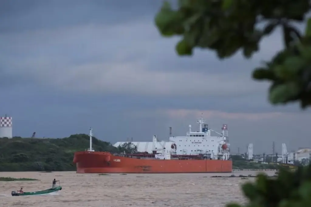 Imagen Buque con 400.000 barriles de crudo parte de Pajaritos a Cuba