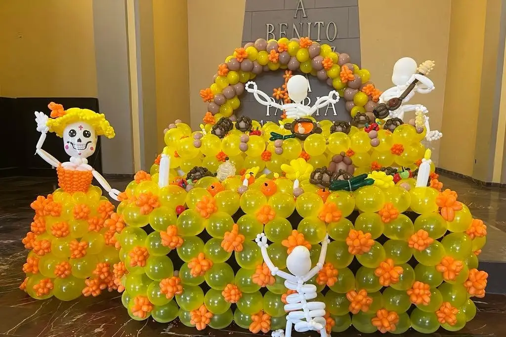 Imagen Exponen alebrijes y pintura hecha por alumnos de secundaria; hay un altar de muertos de globos