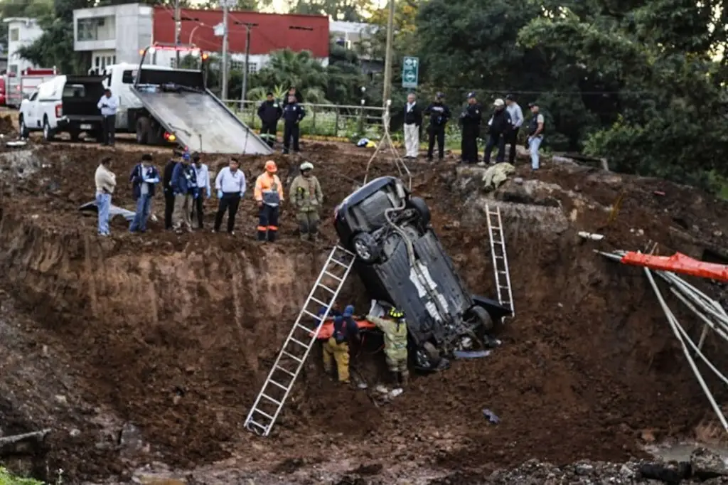 Imagen Joven muere tras caer su vehículo en enorme socavón 