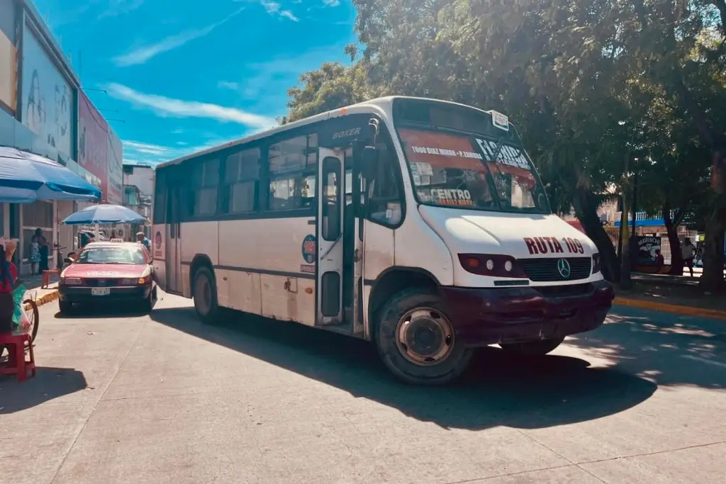 Imagen Camión de la ruta 109 impacta a taxi en pleno centro de Veracruz