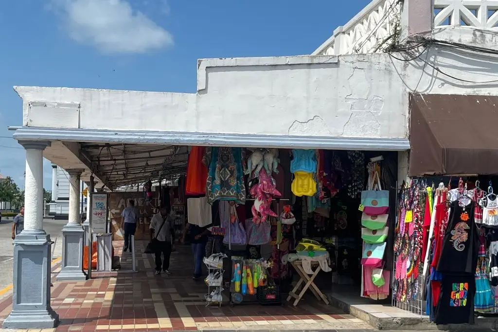 Imagen ¿Por qué algunos locales del mercado de artesanías en Veracruz no fueron derrumbados?