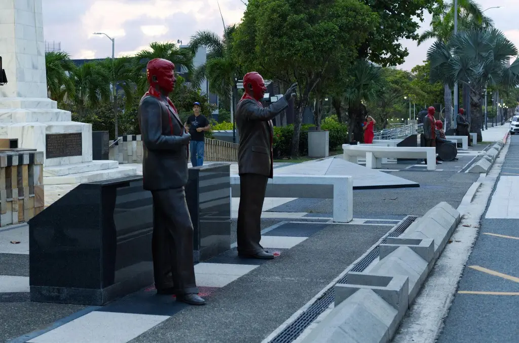 Imagen Tras insulto, lanzan pintura sobre estatuas de presidentes de EU en Puerto Rico 