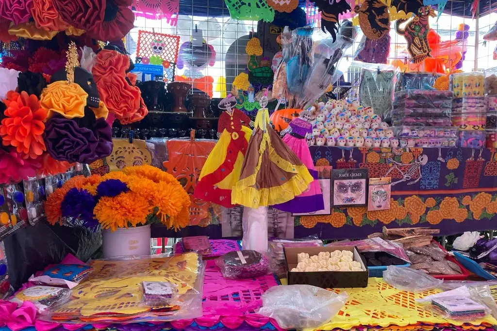 Imagen Papel picado en la ofrenda de Día de Muertos ¿Qué significa y cuál es su origen?