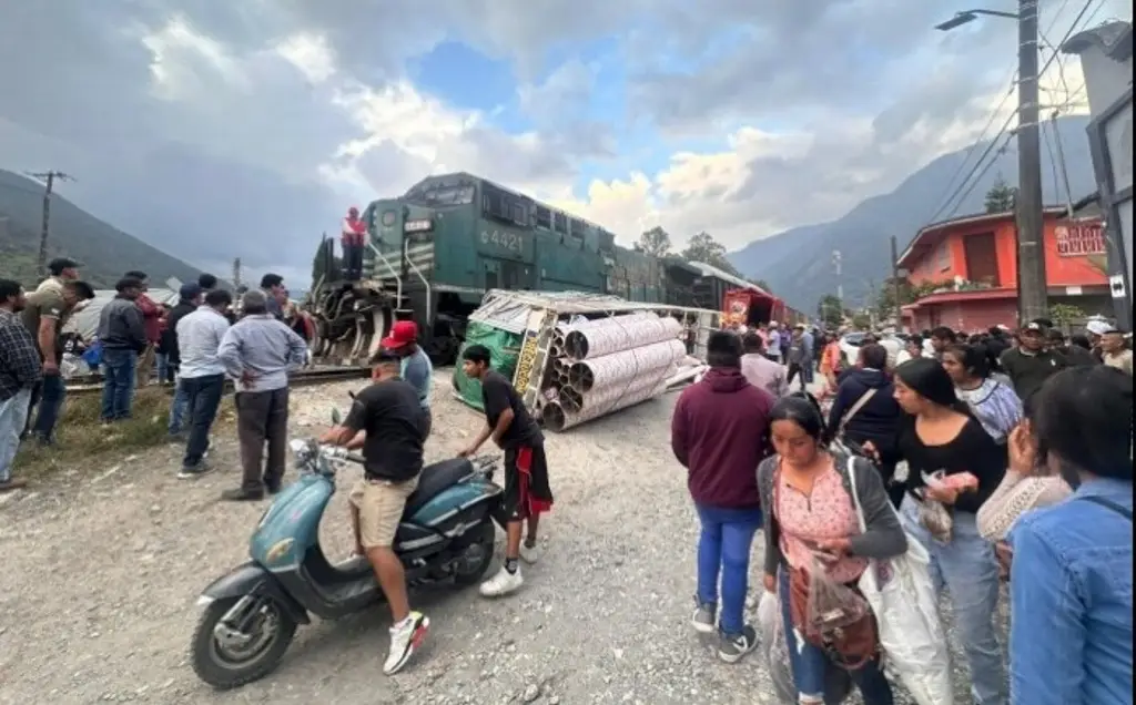 Imagen Camioneta termina volcada; intentó ganarle el paso al tren 