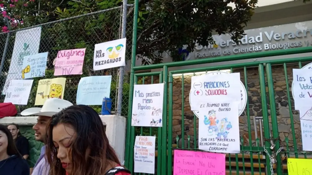 Imagen Estudiantes de UV en Tuxpan exigen docentes con perfil académico, material y equipo en laboratorios