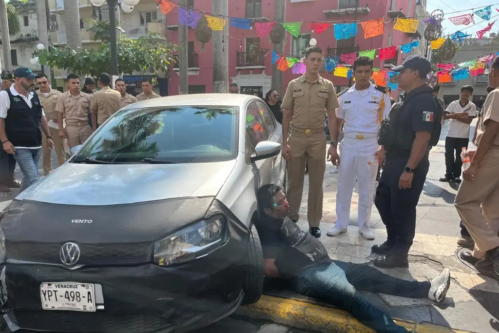 Imagen Se mete en sentido contrario, choca con 4 carros y termina golpeado, en Veracruz 