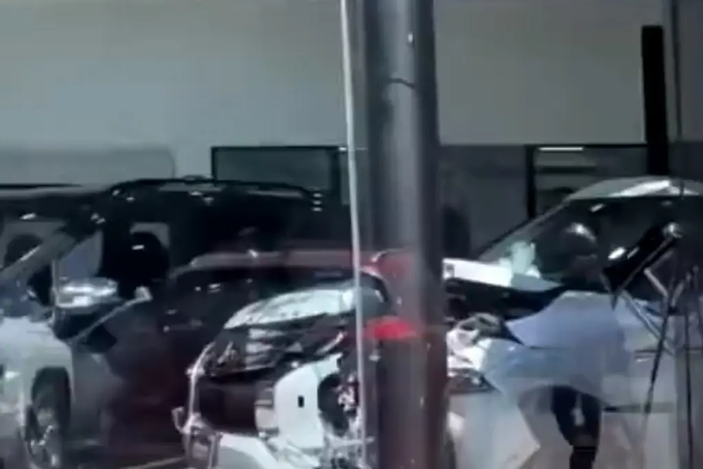 Imagen En prueba de manejo, se incrusta en la agencia de autos (+Video)