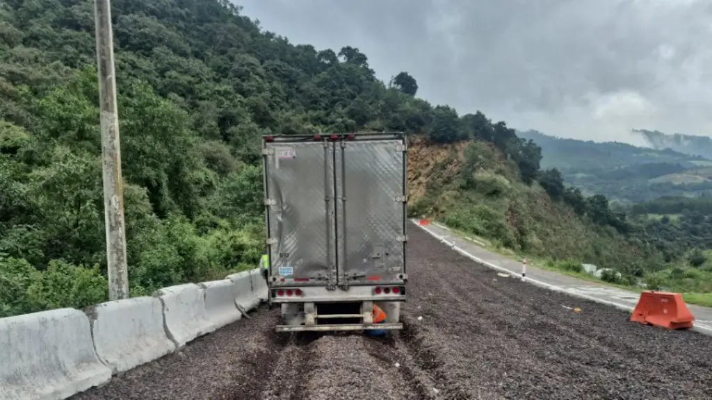 Imagen Hay cierre parcial de circulación en autopista con dirección a Veracruz 