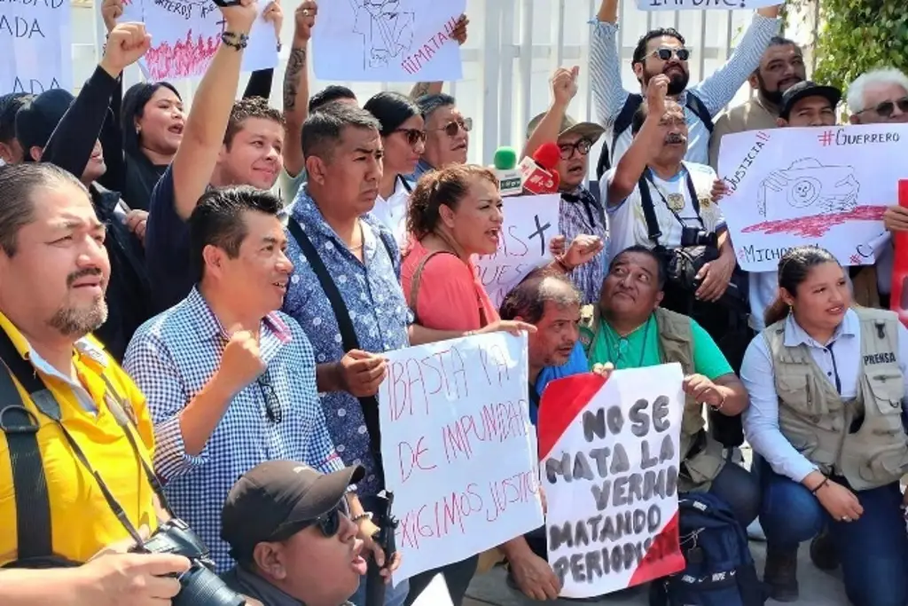 Imagen Protestan comunicadores por asesinato del periodista Mauricio Cruz Solís en Michoacán