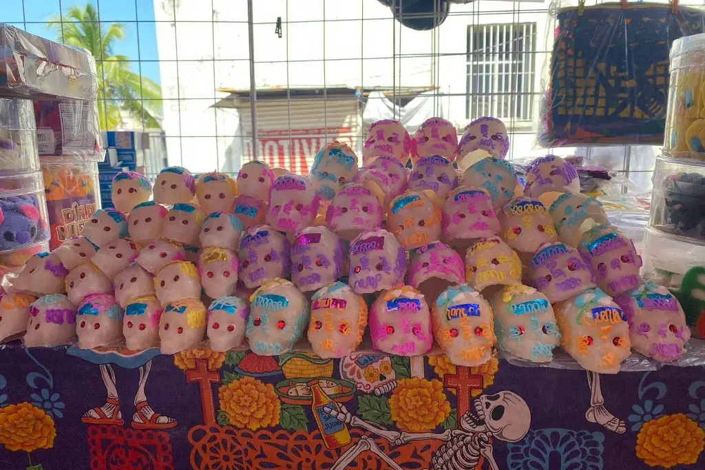 Imagen Papel picado, dulces y calaveritas, entre las compras para el altar de muertos 