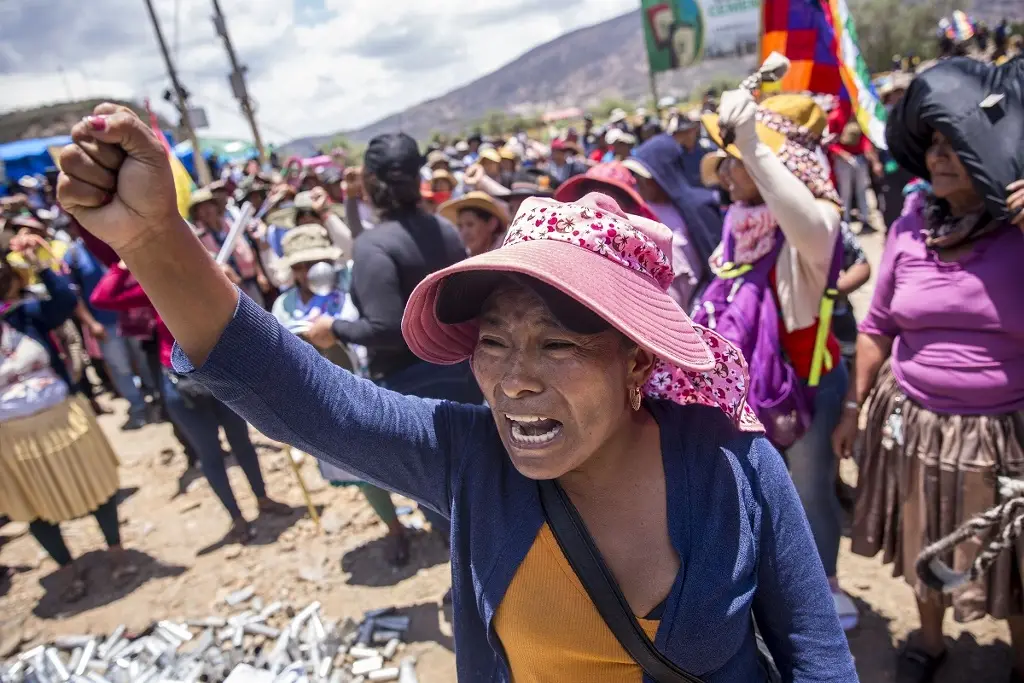 Imagen 'Grupos armados' afines a Evo Morales toman 3 cuarteles militares, denuncia presidente de Bolivia