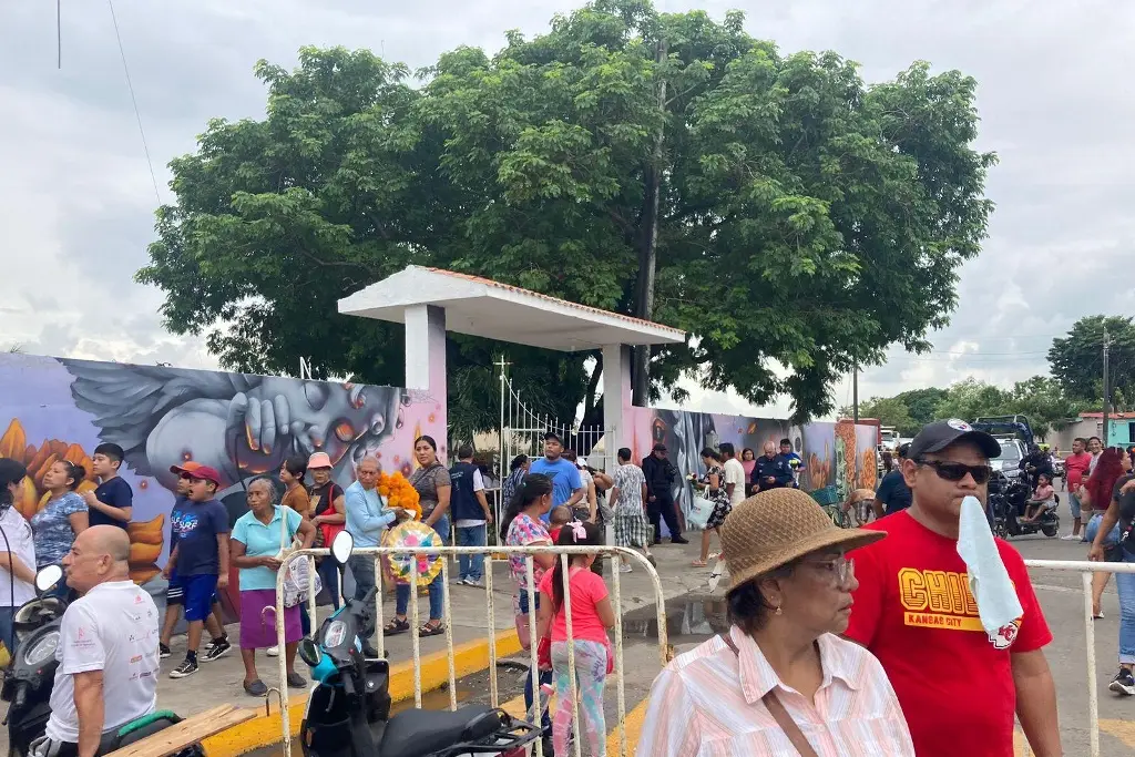 Imagen Cementerio Municipal de Veracruz se llena de personas en este Día de Muertos (Fotos)