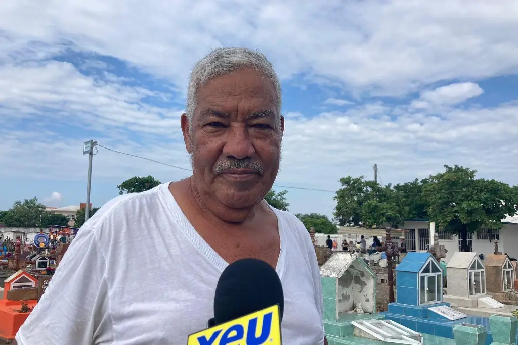 Imagen Lorenzo, 39 años de sepultar personas en Cementerio de Veracruz