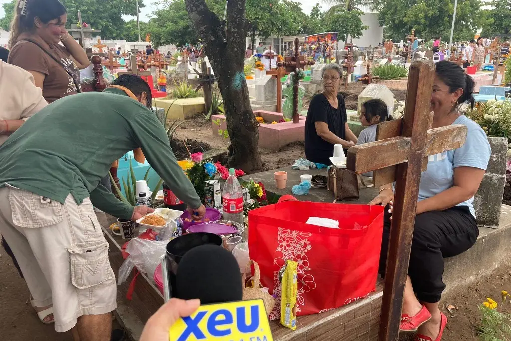 Imagen Con comida y alegría, así recuerdan a familiares muertos en cementerio de Veracruz