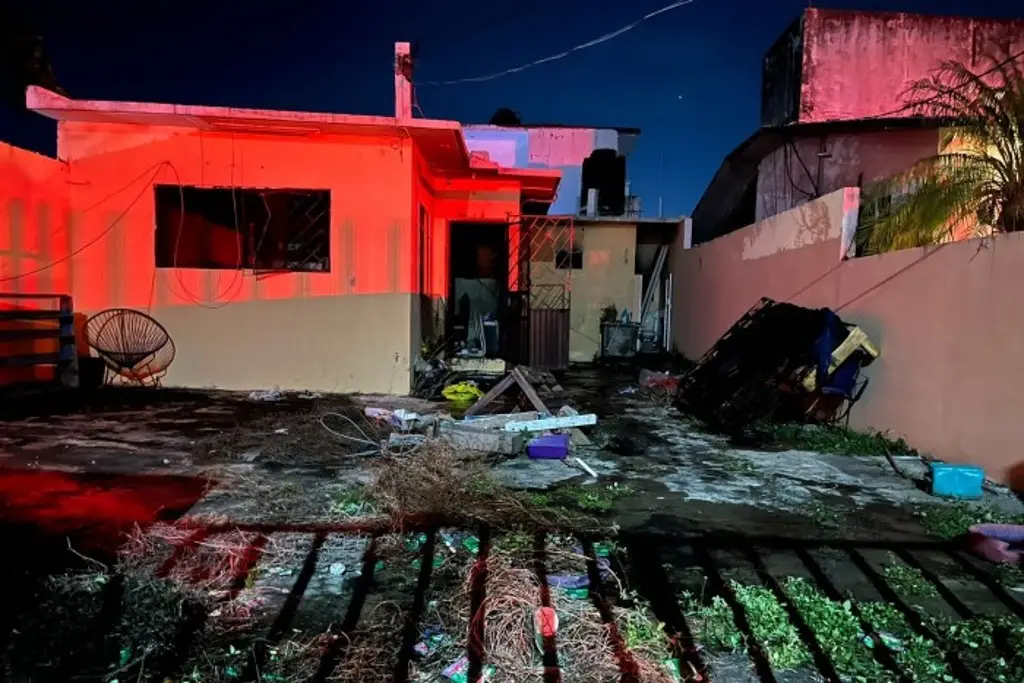 Imagen Bomberos salvan a 6 mascotas de morir en vivienda incendiada en Boca del Río