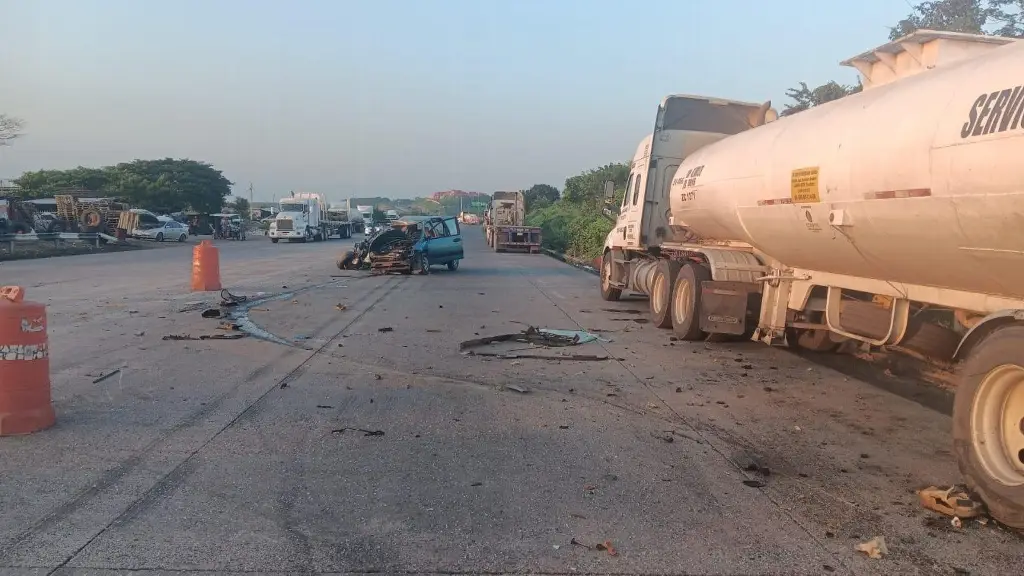 Imagen Destroza su camioneta tras chocar con tráiler parado en el kilómetro 13.5 en Veracruz