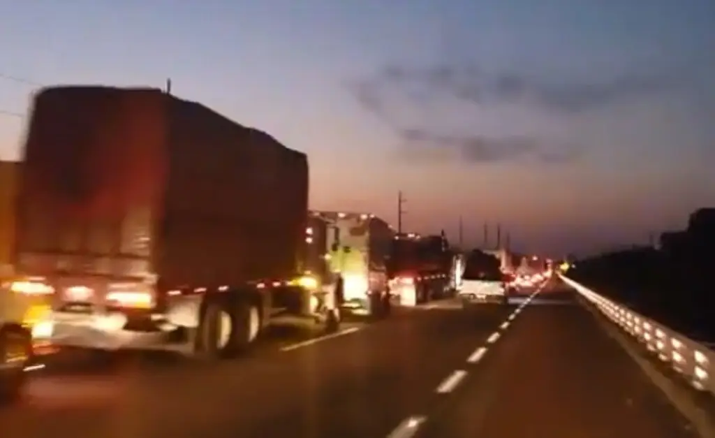 Imagen Reportan hasta 9 kilómetros de fila en autopista con dirección al puerto de Veracruz