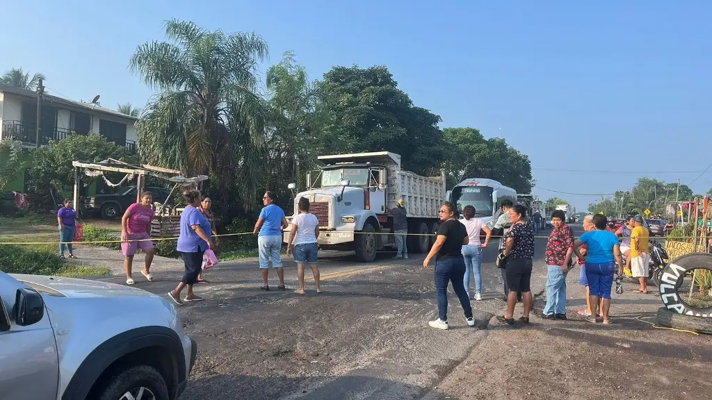 Imagen Bloquean carretera Veracruz - Xalapa a la altura de Vargas