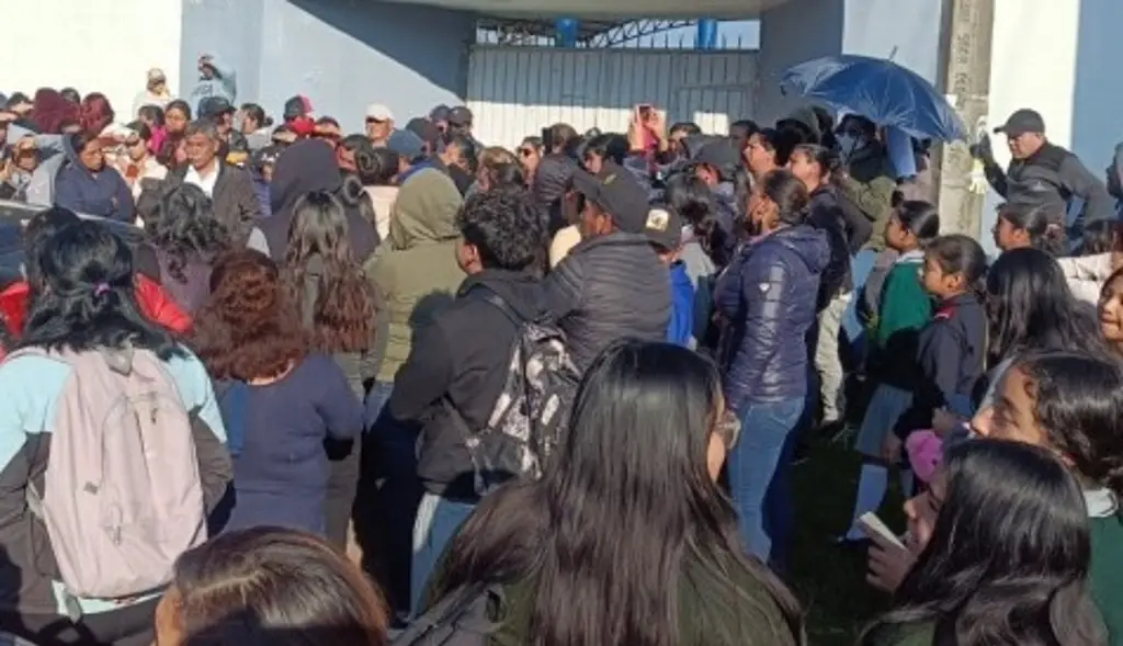 Imagen Padres de familia toman telesecundaria de Las Vigas, Veracruz; esta fue la razón 