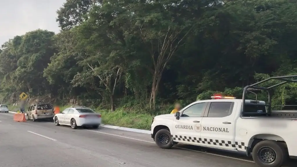 Imagen Se incendia carro particular en autopista de Veracruz; hay cierre de circulación