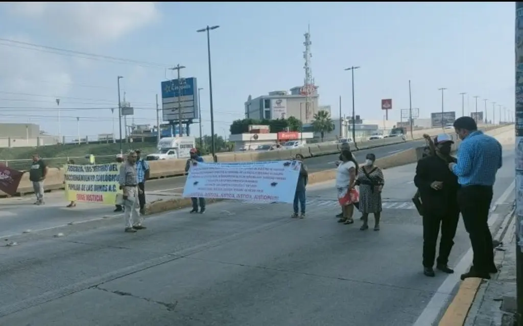 Imagen Ciudadanos bloquean importante avenida de Xalapa, Veracruz 