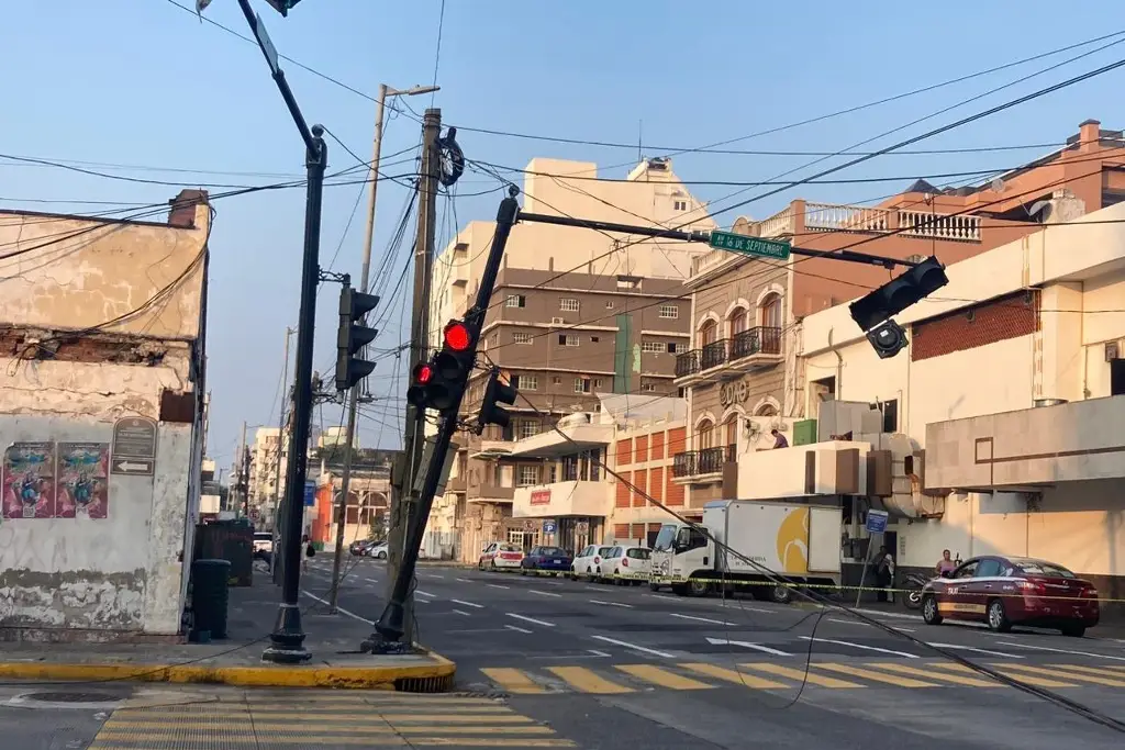 Imagen Por cables tirados cierran calle cerca del Malecón de Veracruz