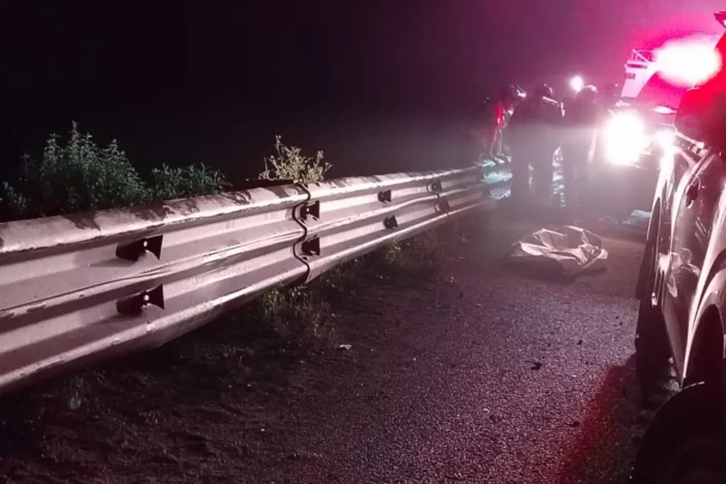 Imagen Camión torton cae a barranco en autopista de Veracruz; hay un muerto y un herido