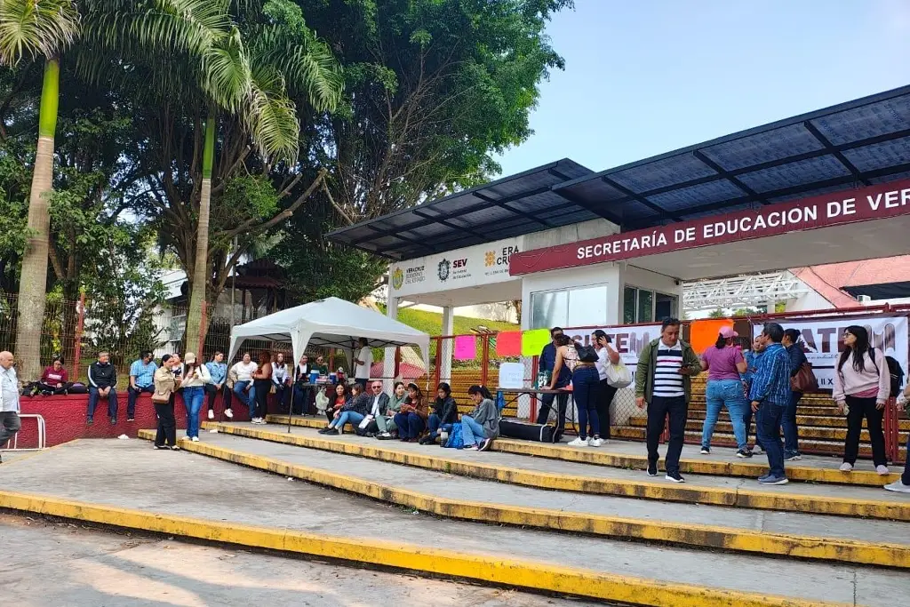 Imagen Maestros toman la SEV y las delegaciones 