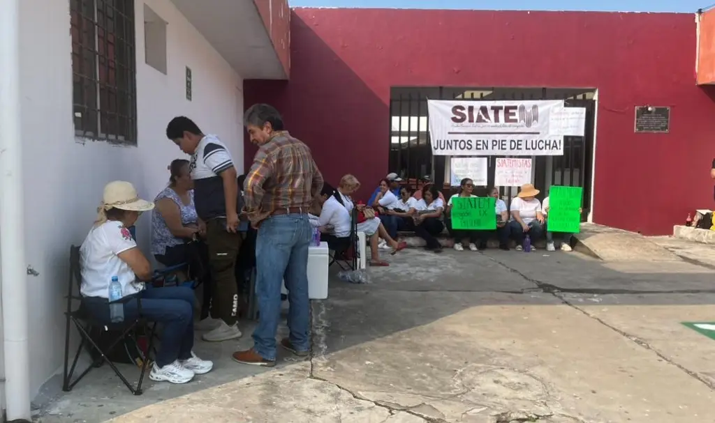 Imagen Maestros toman las instalaciones de la SEV en Veracruz 