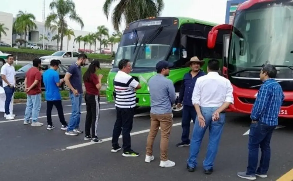 Imagen Sindicato bloquea carretera federal Veracruz-Xalapa frente a SEV para exigir audiencia