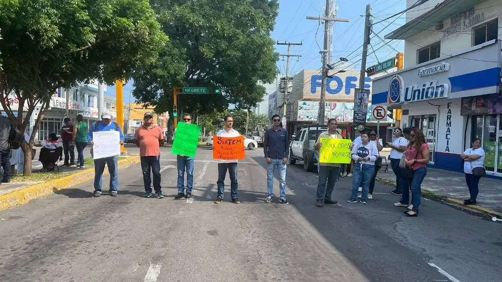 Imagen Maestros bloquean avenida Bolívar de Veracruz por irregularidades en la SEV 