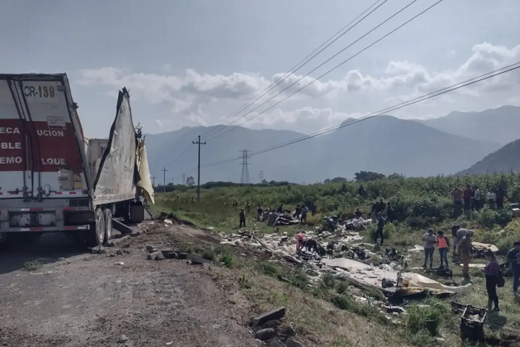 Imagen Vuelca tráiler de lácteos en autopista de Veracruz; lo saquean 