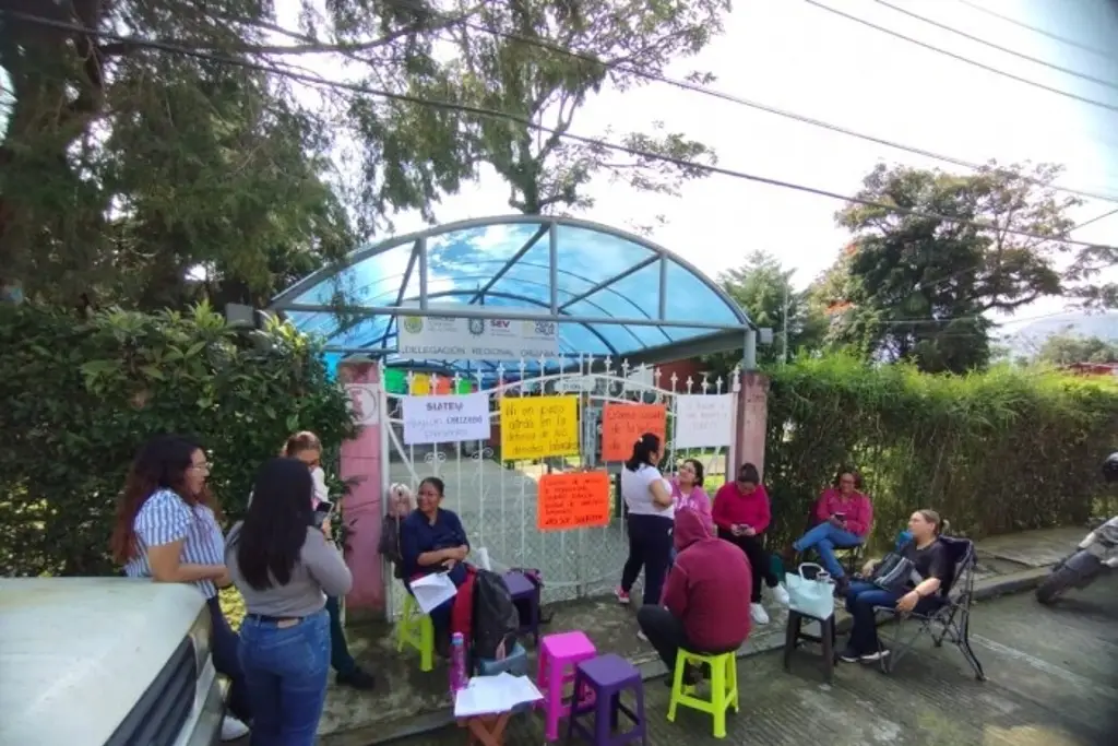 Imagen Maestros toman la SEV por tiempo indefinido en Orizaba, Veracruz 